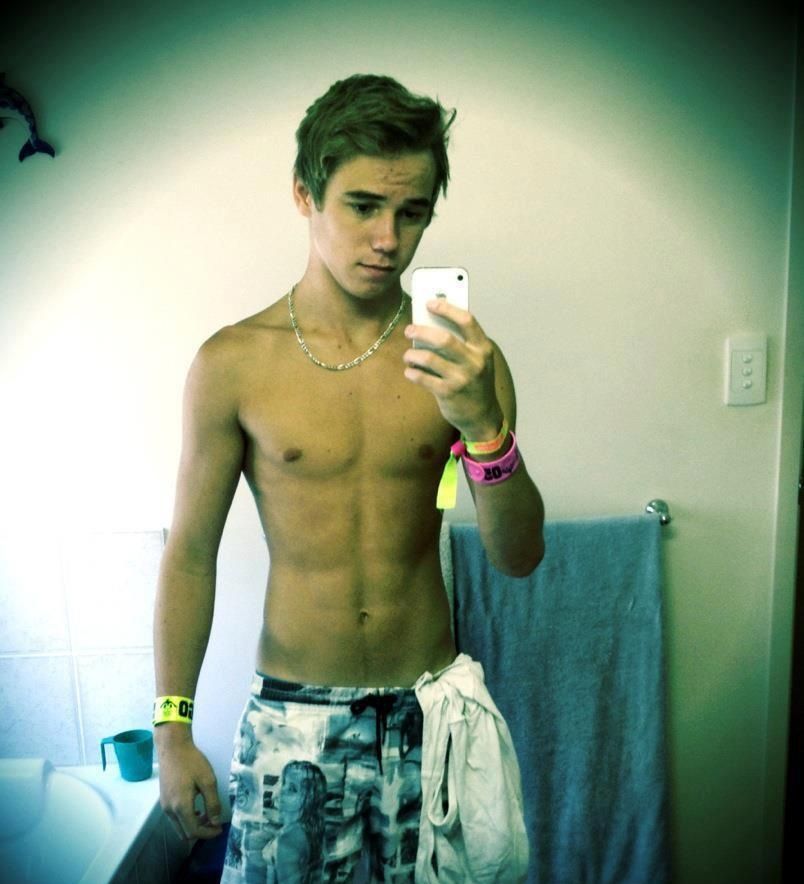 canadianandgay:  slickstix:  amateurgayselfpics:  More hot gay selfpics at my tumblr
