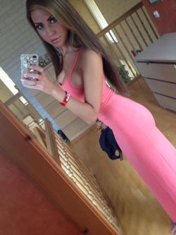 chicksintightdress:  pink