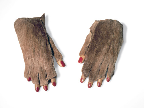 artthatremindsmeofhannibalnbc:Meret Oppenheim, Fur Gloves with Wooden Fingers, 1936Fur, wood 