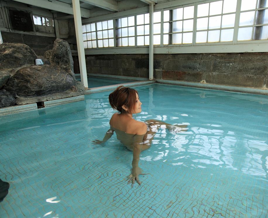 Japanese onsen, via oguro.keita  山梨県 岩下温泉「岩下温泉旅館」半地下にある霊泉は撮影時には混浴の大浴場…現在は真ん中を塀で仕切り、男女別となってしまいました。