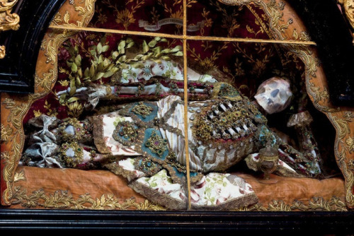 asylum-art-2:  asylum-art-2:  Meet the Fantastically Bejeweled Skeletons of Catholicism’s Forgotten Read   A relic hunter dubbed ‘Indiana  Bones’ has lifted the lid on a macabre collection of 400-year-old  jewel-encrusted skeletons unearthed in