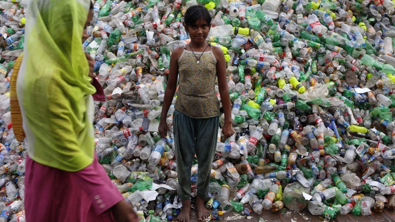 FRAGILIDAD. Jóvenes adolescentes trabajan en una fábrica de reciclado plástico en Daca, Bangladesh, el 31 de Agosto de 2017. (Md Mehedi Hasan / ZUMA Wire / dpa)
MIRÁ TODA LA FOTOGALERÍA