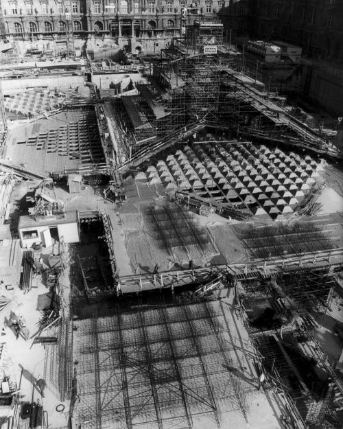 Vue d’une grue de chantier sur la Pyramide du Louvre en construction #sergesautereauphotographe #ser