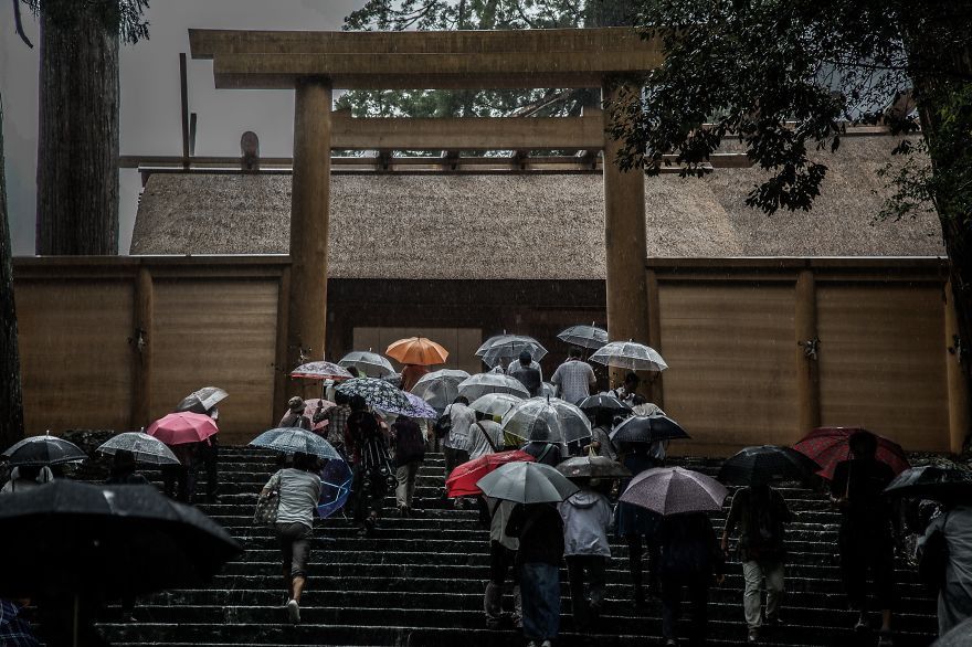 neva-undastood:  sixpenceee:  Pictures of Japan during the rainy season look like
