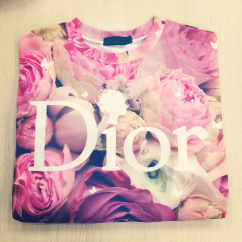 outfitmade:  Get the sweatshirt here: ROCHE ROSE SWEATSHIRT Shop Outfitmade.com 
