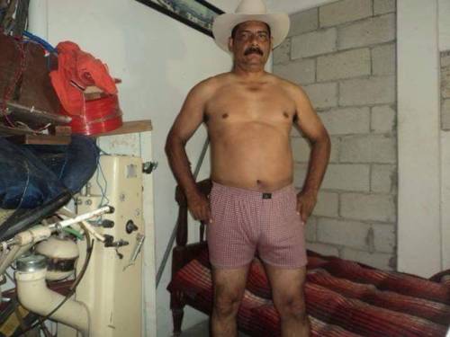 aparicioaparicio: rochablack: Sabroso este maduro Rico Vaquero macho …que rico pito