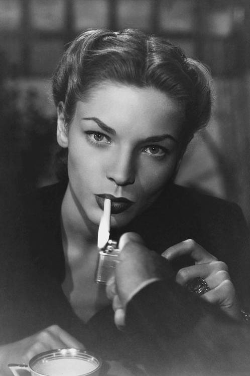vivienleighseyebrow:  Lauren Bacall. Dark Passage (1947).