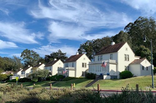 The most beautiful military housing I’ve ever seen. Also, eeeeee eeeeee! 🇺🇸 🏡 #thepresidio #sf #thepresidioofsanfrancisco  https://www.instagram.com/p/CSLa8kxrJl1qW2EJTvgKz5mObYaCQUhKXGHuMM0/?utm_medium=tumblr