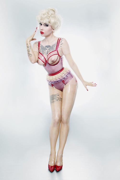 ffncollector:  laszlokovacks:  Monique Charriere, High Gloss Dolls  Latex Pinup …..  