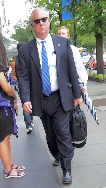 mapuche2000: suiteddaddies:  dilferotica: Chairman of the Bulge aka The Biggest Bulge on K Street. L