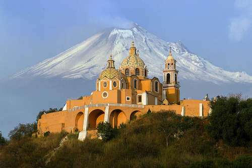 architecturalserendipity:  Iglesia de Nuestra Señora de los Remedios y el Volcan Popocatepl, Cholula