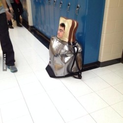 bbxvee:  This kid was a toaster for Halloween 