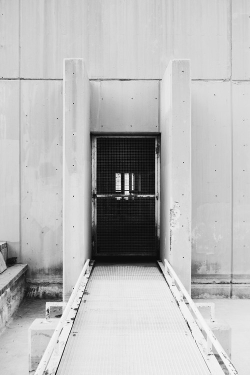 martaruizmaset:  #out #inside #homeless #contrast #dark #light #space #open #close