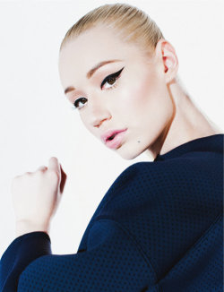 oystermag:  Iggy Azalea Can’t Crowdsurf