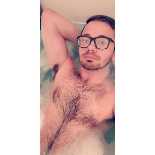 wolfysuxx:Wine + hot bath = happy me