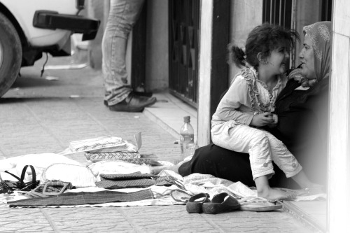 boro-bemir: athousandsweetkissies: woman with her daughter in the streets of Tehran, Iran Keep fundi