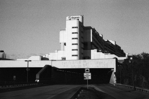  Autobahnüberbauung Schlangenbader Straße, Berlin, Germany Architects: Georg Heinrichs, Gerhard Kreb