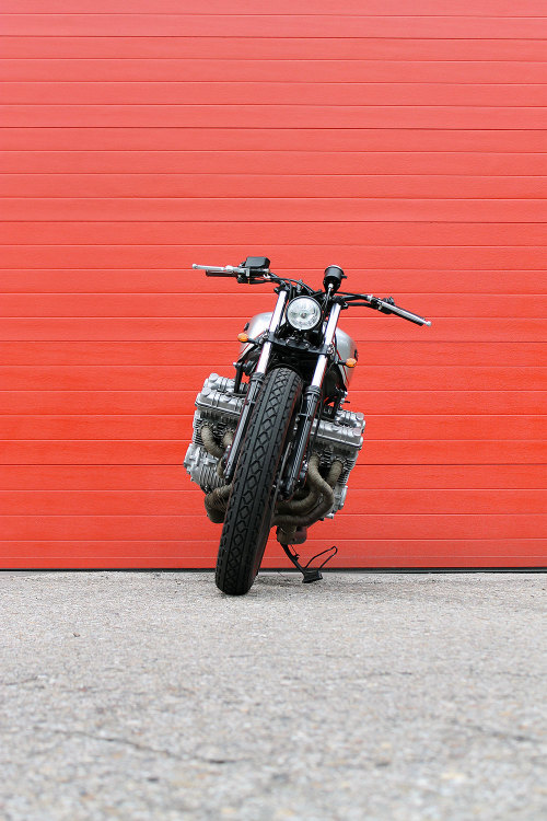 racecafe:  bat-astaroth:  CUSTOM BUILD TAMARAC MOTORCYCLES! SICK EXHAUSTION PIEPES!   See. Be. X.