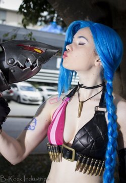 hotcosplaychicks:  League of Legends - Jinx cosplay by hurutotheguru   Follow us on Twitter - http://twitter.com/hotcosplaychick 