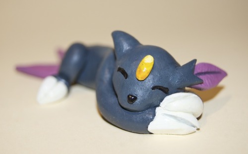 Sleeping Sneasel figure made as a birthday gift. :3 Sculpted from Fimo and painted with a mix of acr