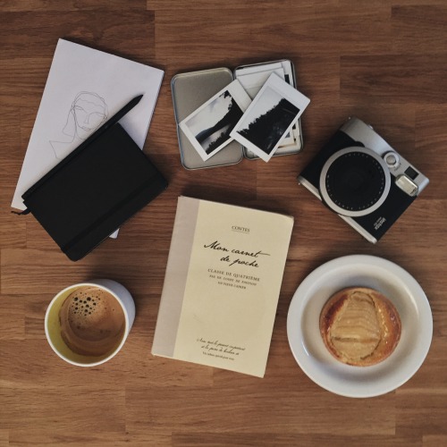 delthenerd:rediscovering my polaroid camera & trying out ‘one line drawing’.