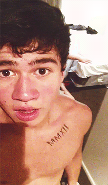 famousmennakeduk:  Calum Hood from 5 Seconds of Summer flashing his cock, thanks to alekzmx for the gif