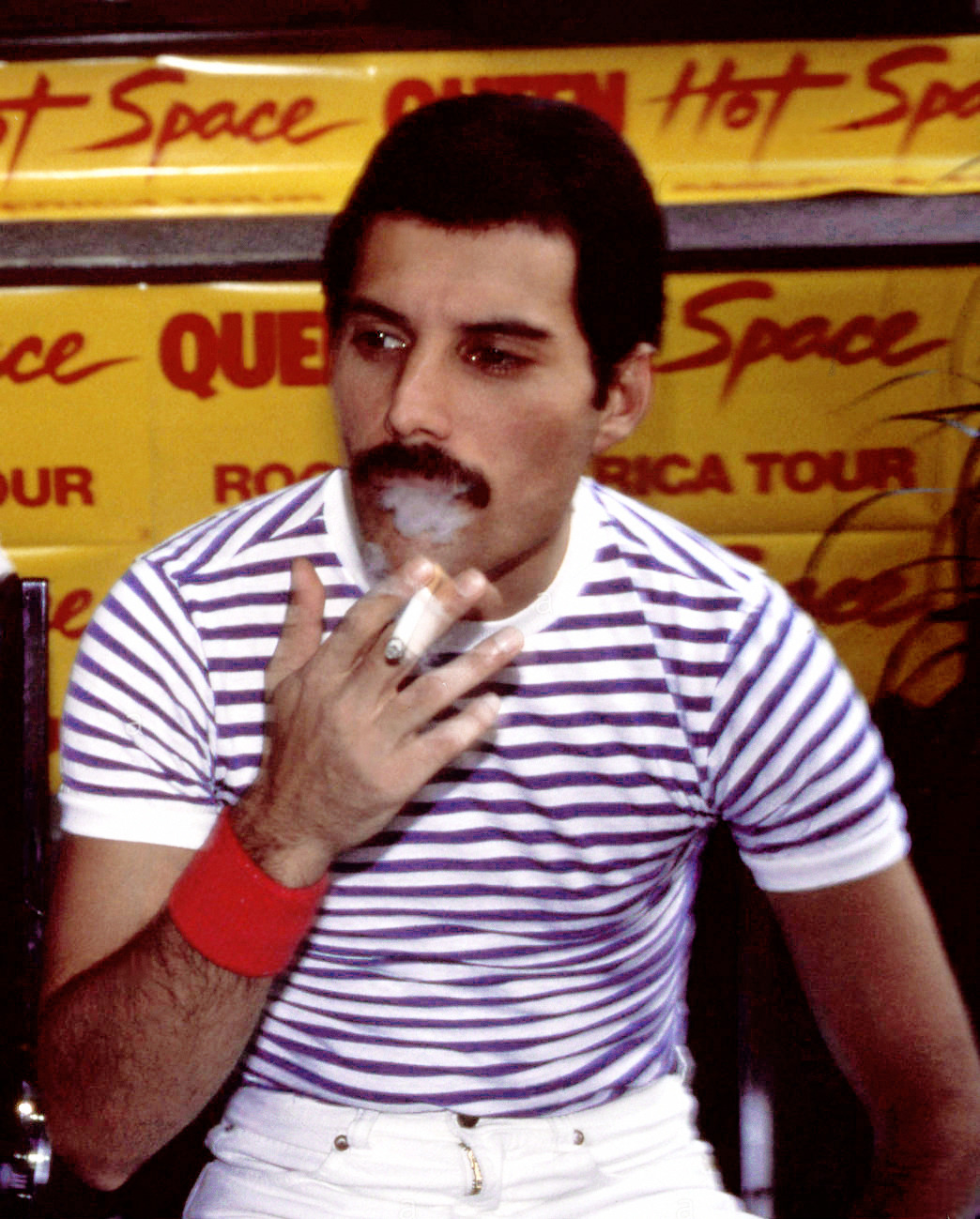 Freddie Mercury Zigarette Fall 