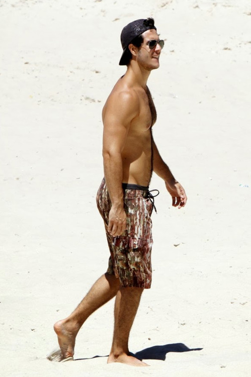 shirtlessmalecelebs:  Emiliano D’Avila