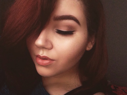 therealmrskelley:  Breaking news: Jessica has actually strayed away from liquid lipsticks and is wearing lip gloss. Don’t worry, we’ll return to our regularly scheduled (matte) programming tomorrow 😂  Mad pretty!