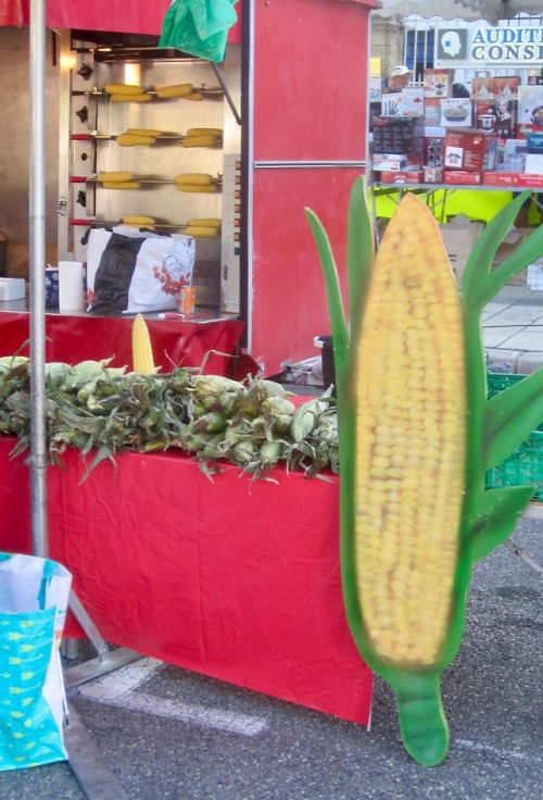 Maïs grillé, marché du jeudi, Orange, Vaucluse, 2016.When I first began to visit Europe, maize-corn 