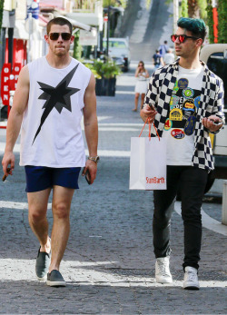 blackberryshawty: junglethrussy:   dissemblist:  hansolocareer:   zacefronsbf: the gays™   Masc and Fem Gay go out shopping   the way Joe is holding his phone…   is there a heterosexual explanation for this….???   No 