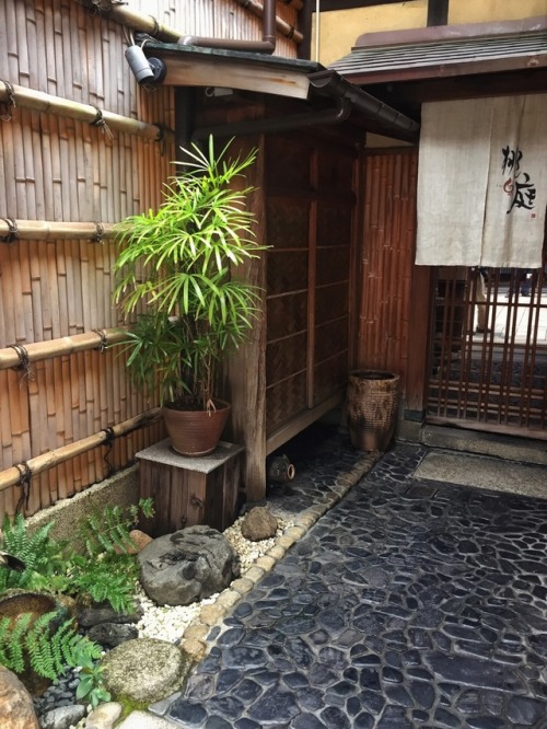 ogawasan: Restaurant entrance