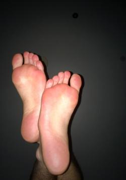 nathanlovesfeet:  Sweaty soles.