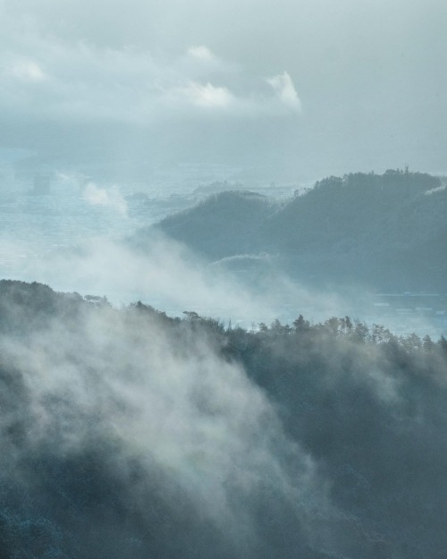 Snow in the Mountain Temple雪の朝、亀岡の雪景色を上から見ようと向かった獨鈷抛山。しばらくは下が見えないくらい視界が悪かったけど、次第に幻想的な景色が広がっていきました。 #