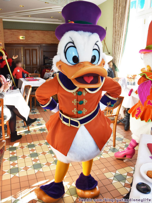 Character Dining Halloween in Disneyland Paris.Where is Mickey Mouse and pluto??? Loland&hellip; Won