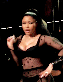 nickiminajweb:   Pretty women, wassup? Is ya here right now? You a stand-up or is you in your chair, right now?