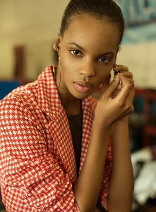 midnight-charm:    Najiyah Imani photographed by   Raen Badua for   L'Officiel Azerbaijan   Stylist: Alana Greszata