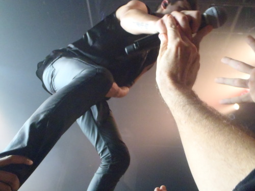 davidthedad:From the Center Stage show in Atlanta on November 23, 2013.Tyler climbs up for Holding O