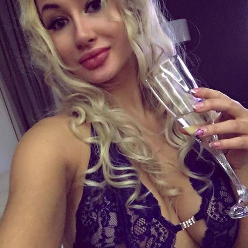 naughtyfuckdolls:  filthydigitalslutz:  MODELLING IS GOOD, PORN IS BETTER Click HERE for MORE Lara Onyx - Legal Porno   I love making porn