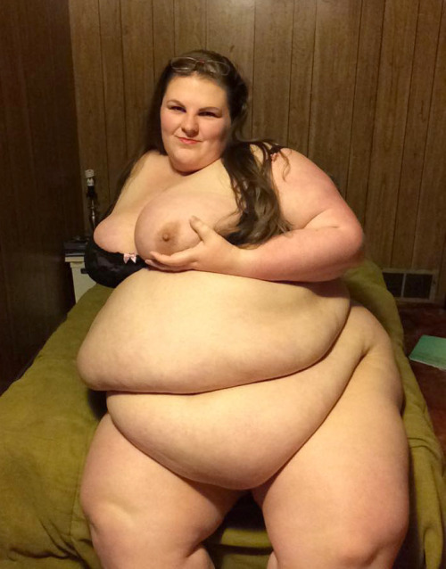 garyplv:  crystalprocknow:  Reblog if you love my belly… :) kik-neoqlassical   √