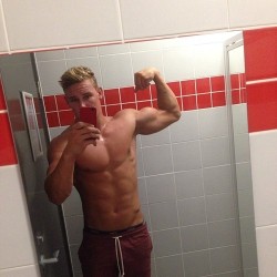 motdrobert2:  Follow me for Hot Guys, Str8