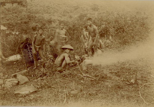 Igorote carriers cooking their dinner. Sablan, Benguet &ndash; 1900. Via Eduardo de Leon.