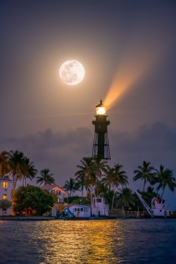 doodlenotes-1:  Jupiter Inlet Lighthouse ~ Jupiter, Florida ~ Photo by Kim Seng