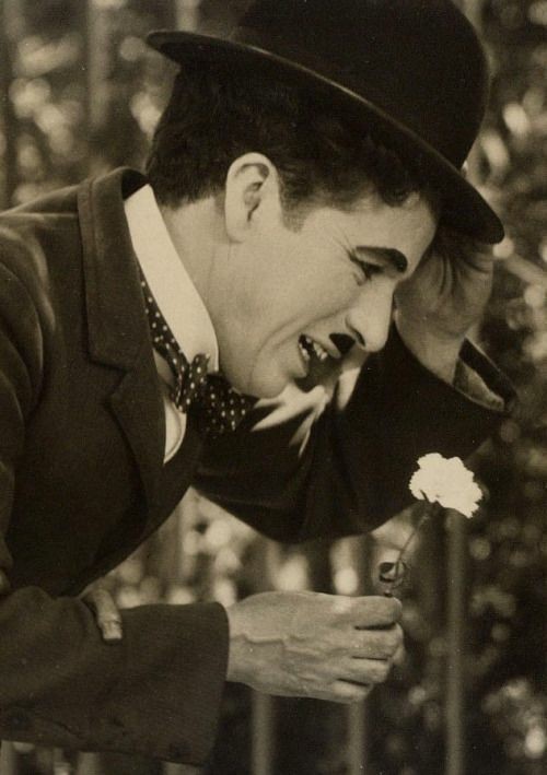 chaplinfortheages: chaplinismyidol: Charlie Chaplin in City Lights, 1931. “City Lights” 1931