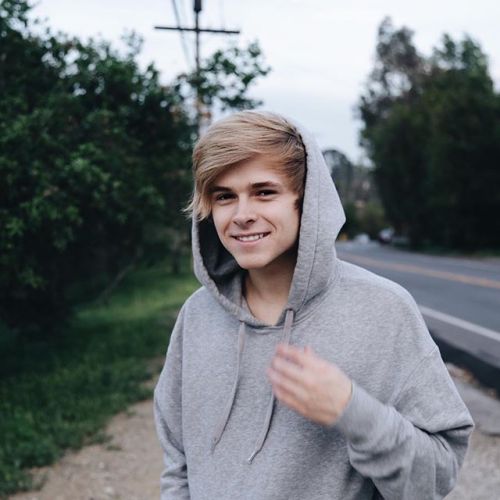 lxkekorns:  lukekorns: Don&rsquo;t like the way my face looks when I smile, but posting this any