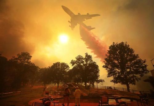 An incredible photo of a 747 fighting California&rsquo;s wildfires. Kent Porter, a photographer for 