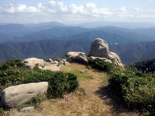 岩篭山（いわごもりやま、Mt.Iwagomori、標高765.2m）敦賀三山（野坂山、岩籠山、西方ヶ岳）20131012、14分岐点、頂上、インディアン平原