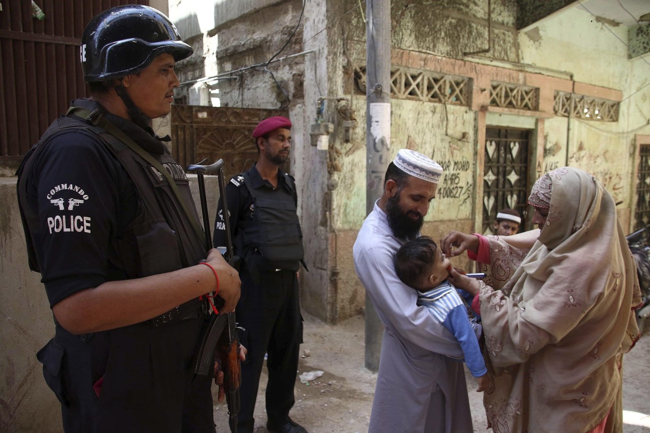 Pakistán lanza una campaña para vacunar 37 millones de niños contra la polio. Pakistán y su vecino Afganistán son los únicos países del mundo donde la enfermedad sigue siendo endémica. Alrededor de 240.00 trabajadores, la mayoría en equipos móviles...