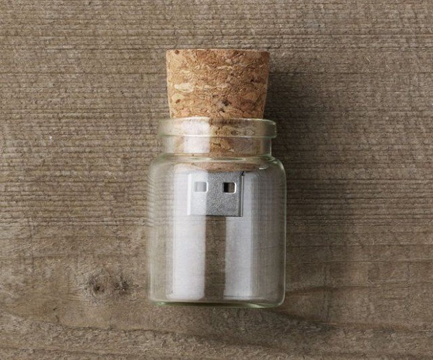 waffleguppies:  checkfancytech:  Message in a Bottle USB- The 21st century way to