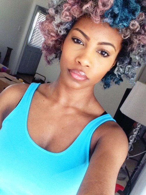 thegardenofeedan:  thispoetspace:  admirehermind:  iamp0pe:    Loooove  This is a look.  @theemornin